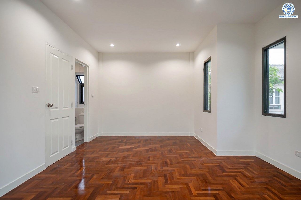 บ้านมือสองตกแต่งใหม่ โครงการ ชลลดา วัดลาดปลาดุก คุณภาพระดับ L&H บนเนื้อที่ 52.50 ตร.ว. ฟังก์ชัน 3 ห้องนอน 2 ห้องน้ำ 1 ที่จอดรถ บนทำเลศักยภาพ เชื่อมต่อหลายเส้นทาง ใกล้รถไฟฟ้าสายสีม่วง "สถานีคลองบางไผ่" และเซ็นทรัลเวสท์เกต